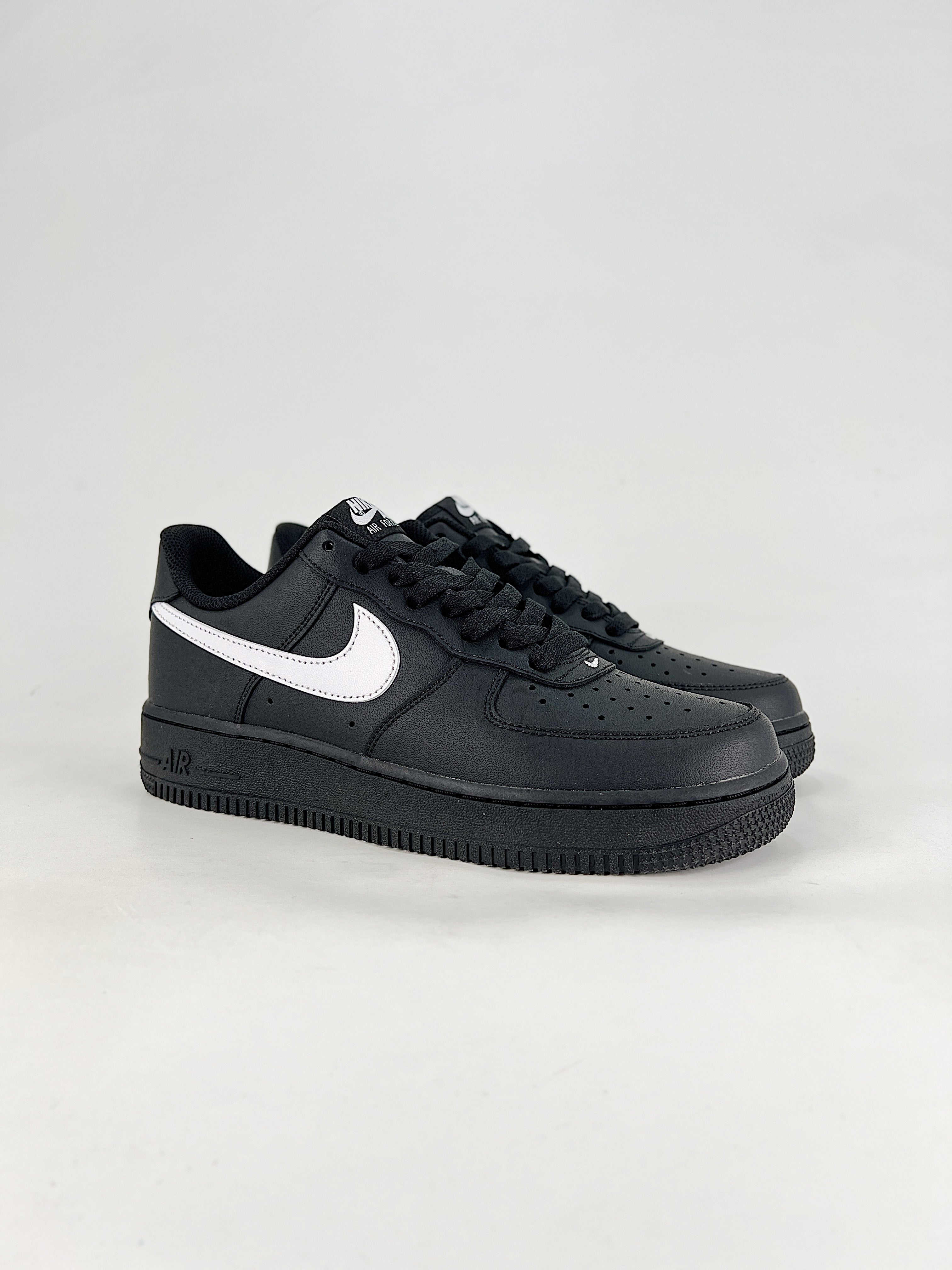 AIR FORCE 1 BLACK & WHITE